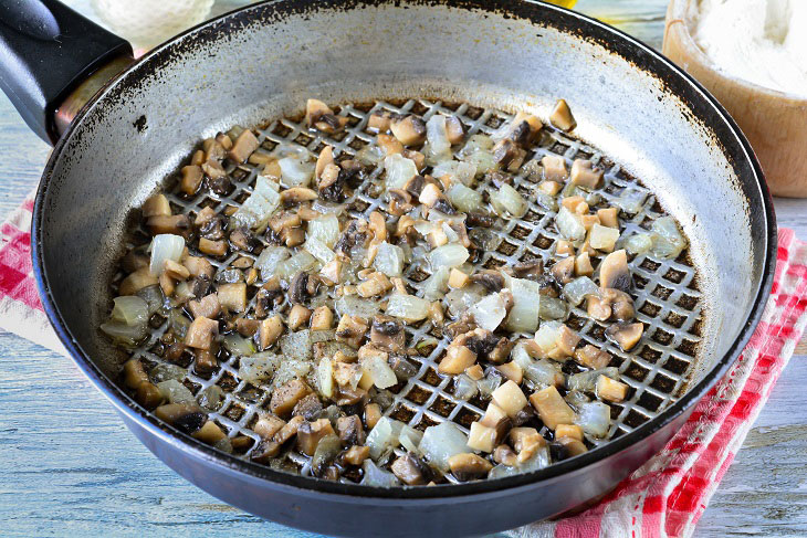 Mushroom julienne in zucchini - an unusual summer snack