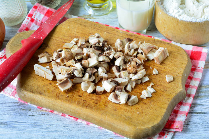 Mushroom julienne in zucchini - an unusual summer snack