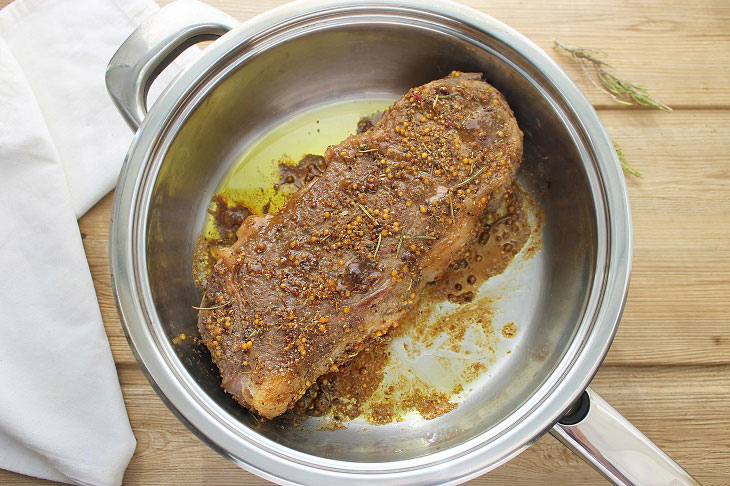 Roast beef with mustard and honey - a special taste and aroma