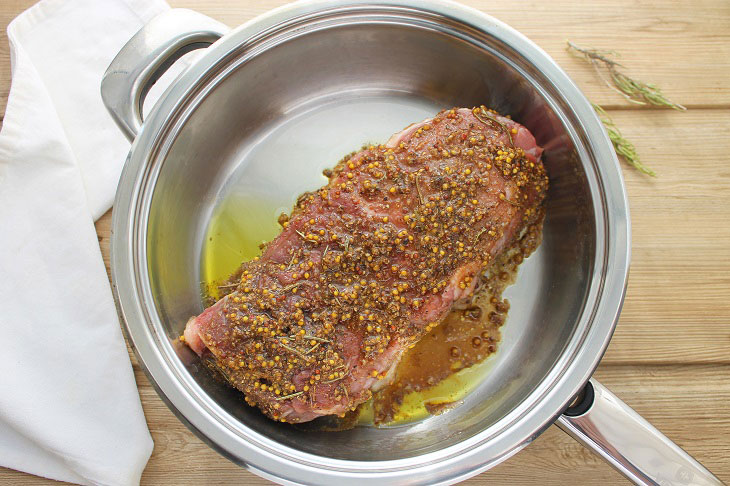 Roast beef with mustard and honey - a special taste and aroma