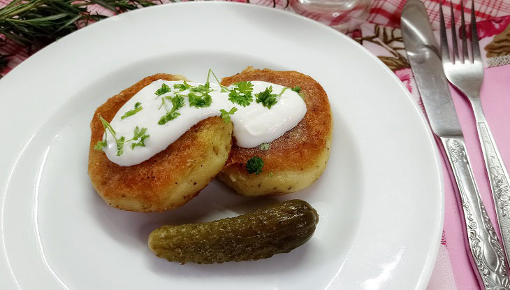 Lenten potato pies with an unusual filling