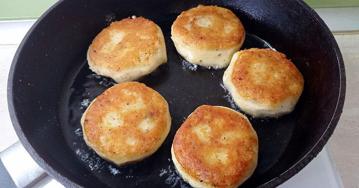 Lenten potato pies with an unusual filling