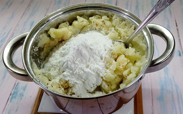 Lenten potato pies with an unusual filling