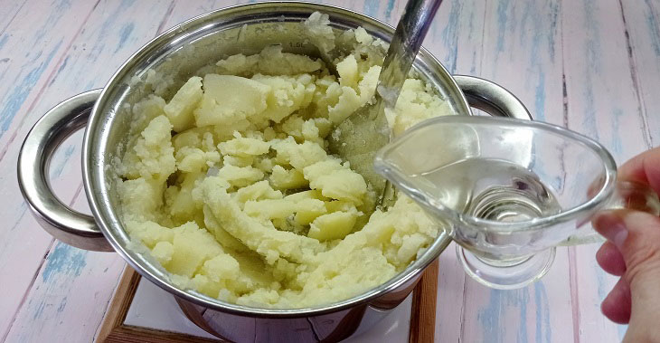 Lenten potato pies with an unusual filling