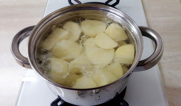 Lenten potato pies with an unusual filling