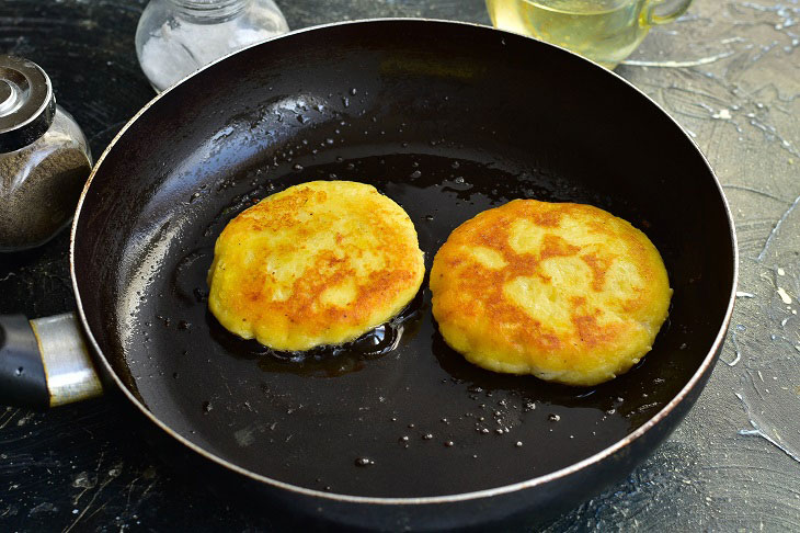 Potato cake with meat - a quick and tasty recipe