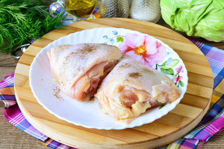 Cabbage pucks with chicken - a fragrant and juicy dish