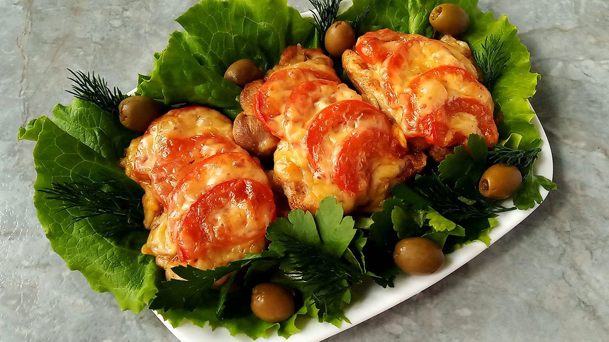 Chicken thighs with vegetables and cheese in the oven – tasty and appetizing