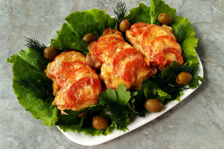 Chicken thighs with vegetables and cheese in the oven - tasty and appetizing