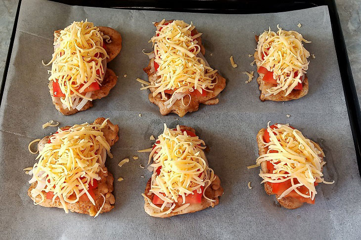 Chicken thighs with vegetables and cheese in the oven - tasty and appetizing