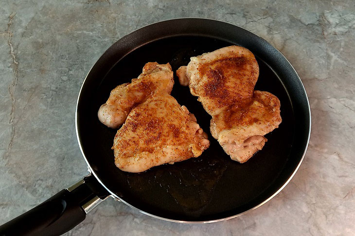 Chicken thighs with vegetables and cheese in the oven - tasty and appetizing