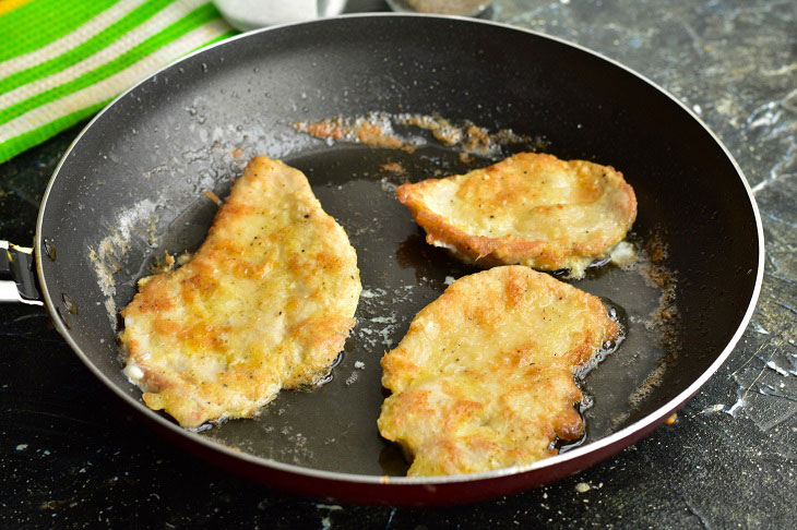 Chops in garlic batter - juicy and spicy