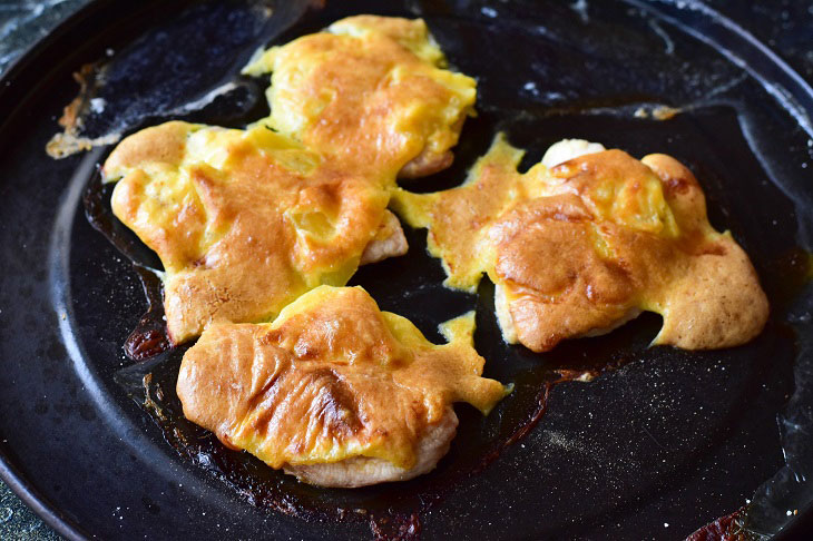 Chops "Bird's milk" with pineapples - a delicious recipe for the festive table