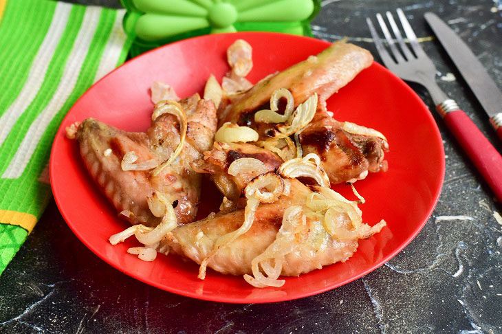 Chicken wings on an onion pillow - tasty and appetizing