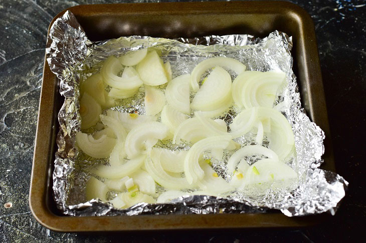 Chicken wings on an onion pillow - tasty and appetizing