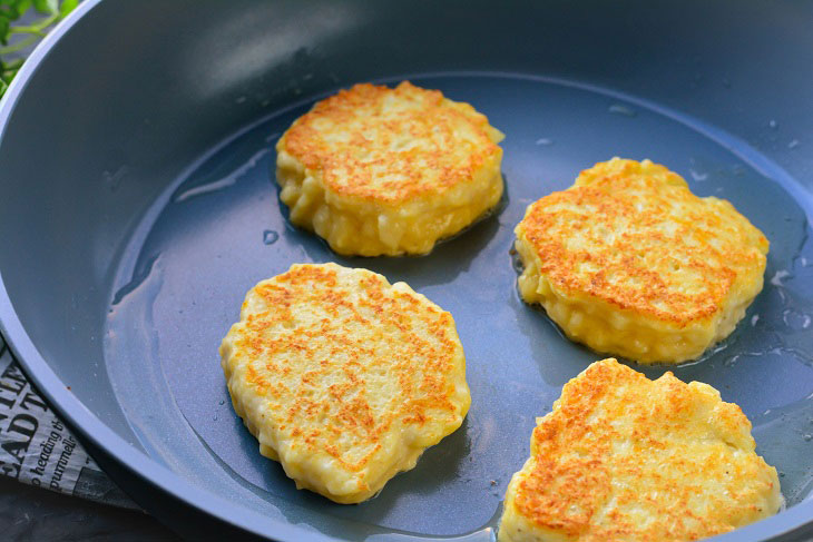 Chicken cutlets "Lakomka" - tender and airy