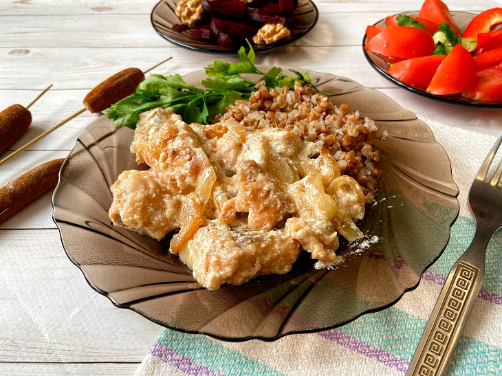 Pink salmon in sour cream in a pan - it turns out tender, soft and tasty