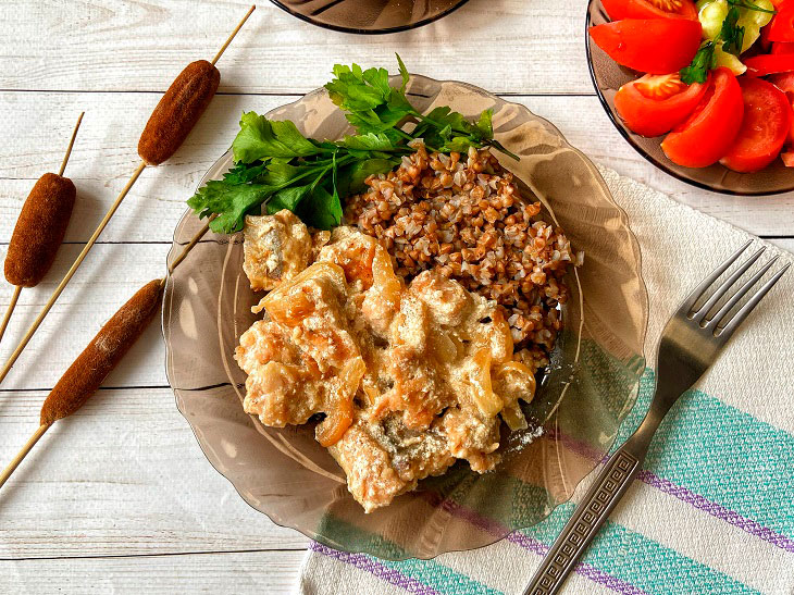 Pink salmon in sour cream in a pan - it turns out tender, soft and tasty