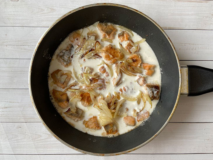 Pink salmon in sour cream in a pan - it turns out tender, soft and tasty