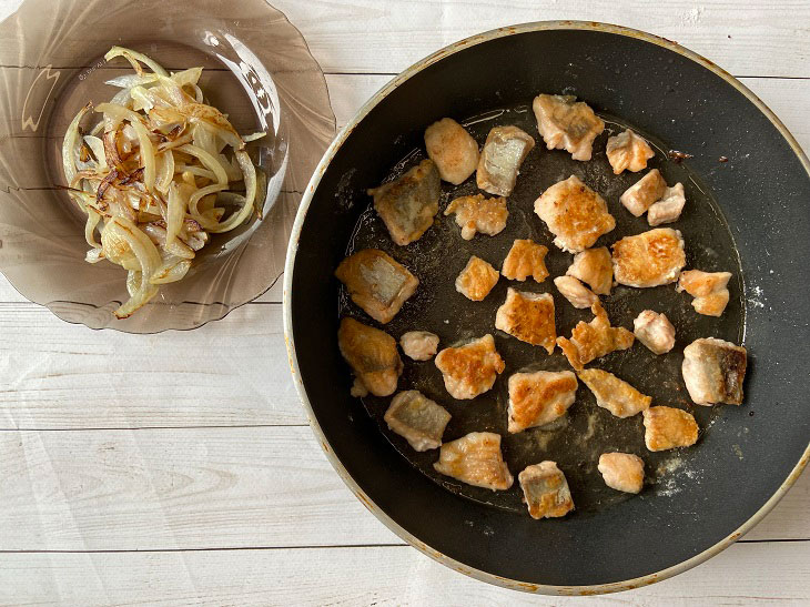 Pink salmon in sour cream in a pan - it turns out tender, soft and tasty