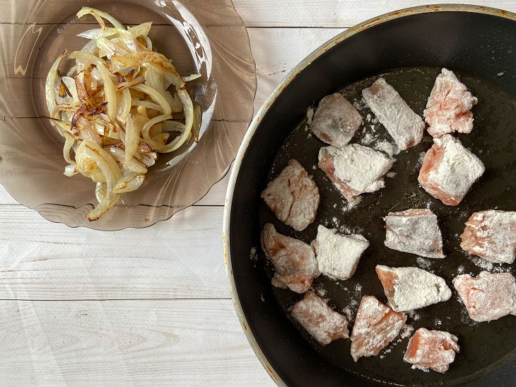 Pink salmon in sour cream in a pan - it turns out tender, soft and tasty