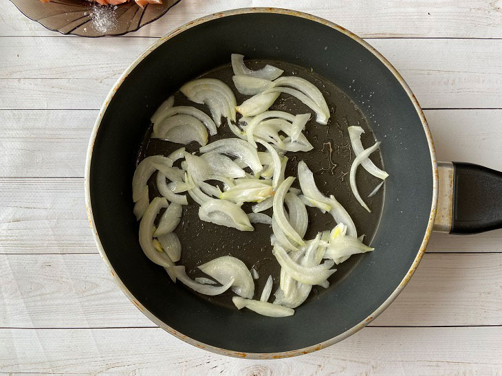 Pink salmon in sour cream in a pan - it turns out tender, soft and tasty