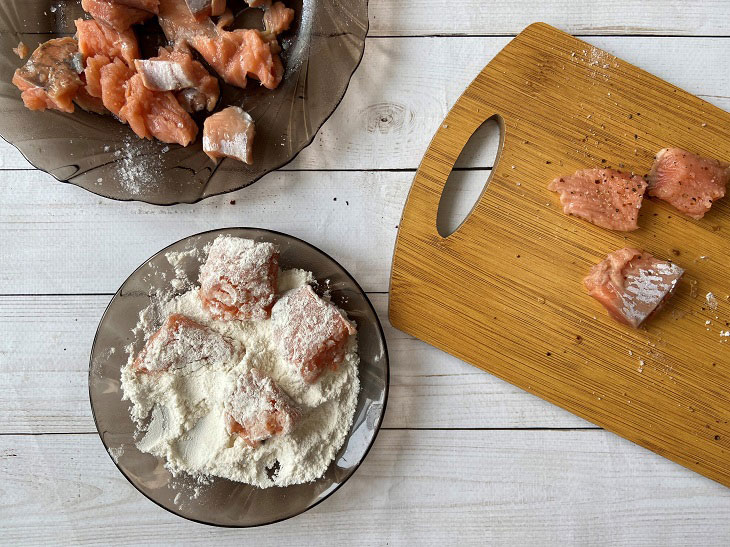 Pink salmon in sour cream in a pan - it turns out tender, soft and tasty