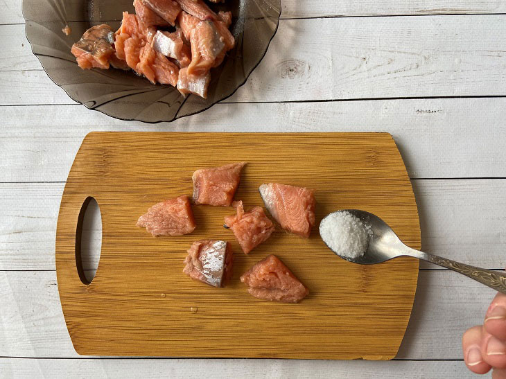 Pink salmon in sour cream in a pan - it turns out tender, soft and tasty