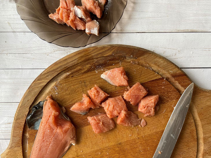 Pink salmon in sour cream in a pan - it turns out tender, soft and tasty