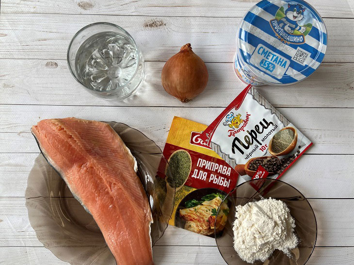 Pink salmon in sour cream in a pan - it turns out tender, soft and tasty