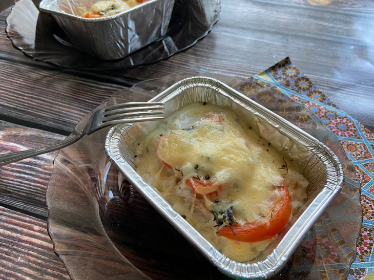 Casserole with tuna under a cheese crust - tasty, satisfying and budget
