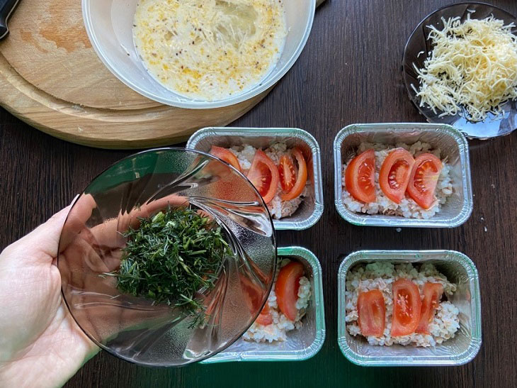 Casserole with tuna under a cheese crust - tasty, satisfying and budget