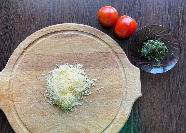 Casserole with tuna under a cheese crust - tasty, satisfying and budget