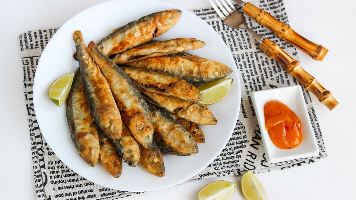 Fried herring in a pan – it turns out crispy and fragrant