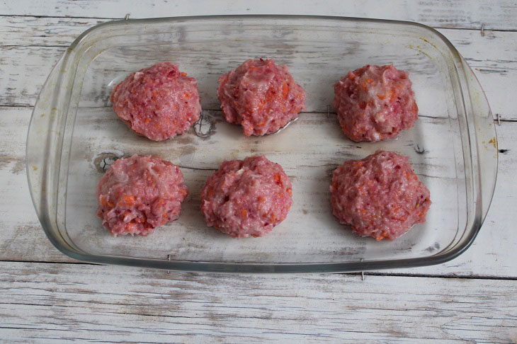 Minced chicken hedgehogs in the oven - an interesting and tasty dish