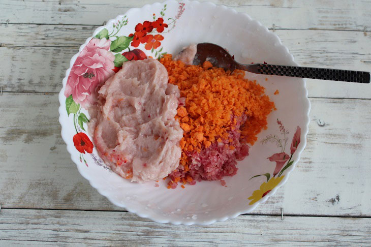 Minced chicken hedgehogs in the oven - an interesting and tasty dish