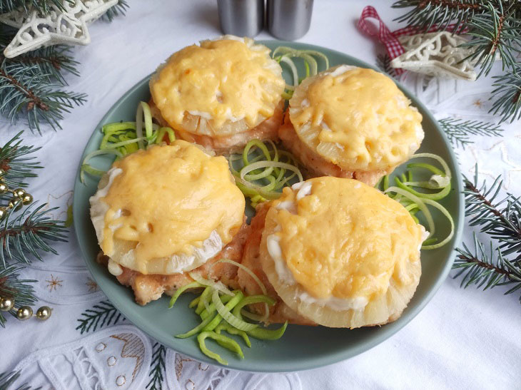 Chopped cutlets with pineapple - a great dish for the holiday