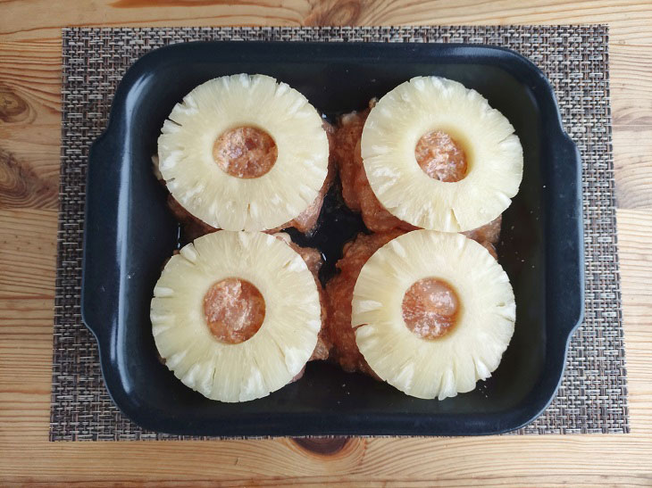 Chopped cutlets with pineapple - a great dish for the holiday