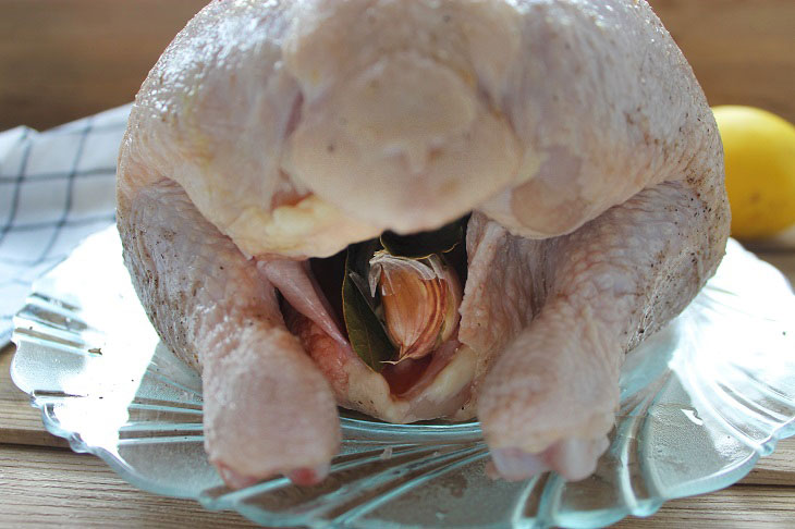 Chicken baked with garlic - a special aroma and taste