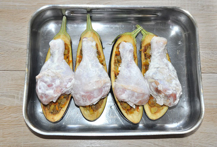 Eggplant boats with chicken legs - a delicious and simple dish