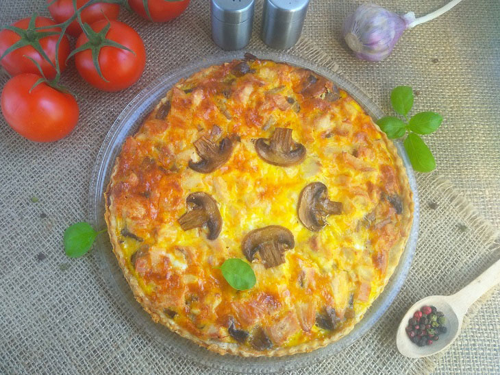 Quiche with chicken and mushrooms - crispy and juicy pie