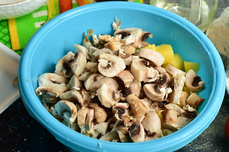 Merchant chicken with champignons - an appetizing and tasty dish