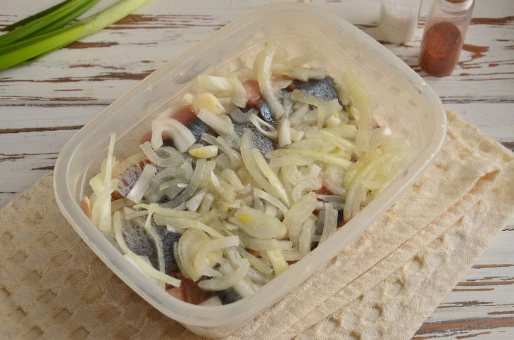 Herring in honey marinade for 2 hours - an unusual and tasty snack