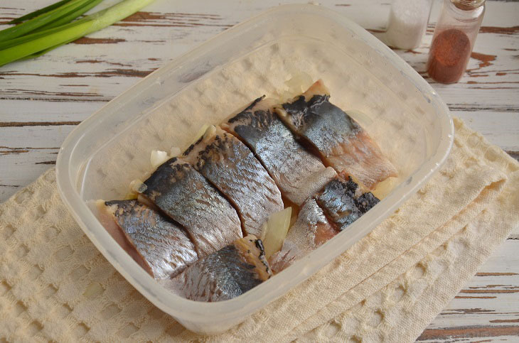 Herring in honey marinade for 2 hours - an unusual and tasty snack