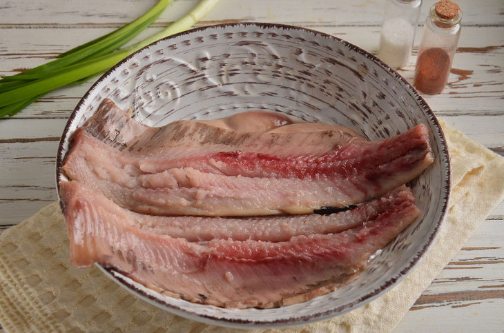 Herring in honey marinade for 2 hours - an unusual and tasty snack