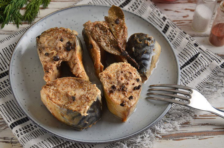 Delicate mackerel in sunflower oil - a delicious and simple recipe