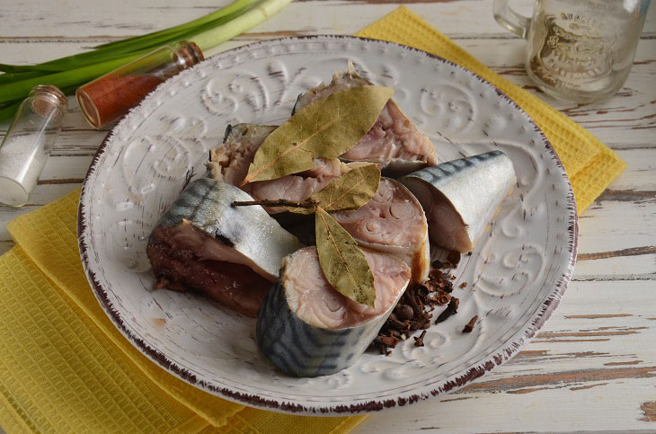 Delicate mackerel in sunflower oil - a delicious and simple recipe