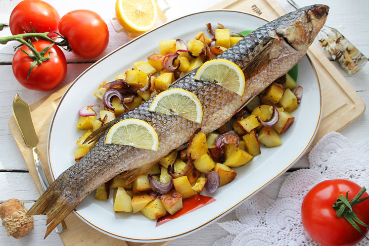 Pelengas baked in the oven with vegetables - a simple dish for a holiday or for dinner