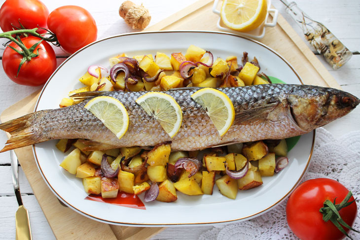 Pelengas baked in the oven with vegetables - a simple dish for a holiday or for dinner