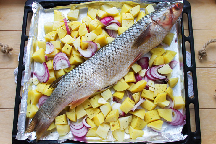 Pelengas baked in the oven with vegetables - a simple dish for a holiday or for dinner